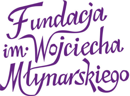 Fioletowy napis kursywą "Fundacja im. Wojciecha Młynarskiego"